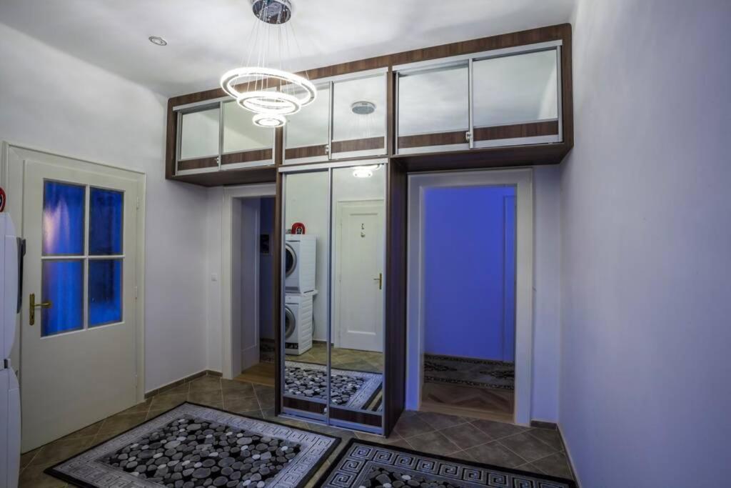Luxury Air-Conditioned Family Apartment Spitalska Old Town براتسيلافا المظهر الخارجي الصورة