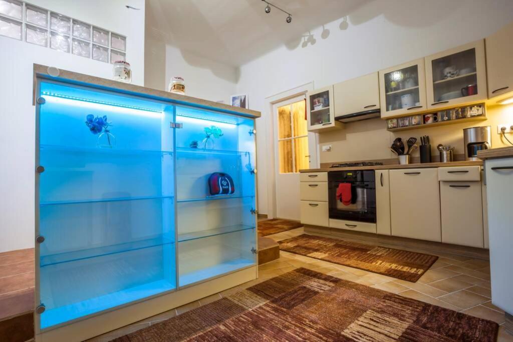 Luxury Air-Conditioned Family Apartment Spitalska Old Town براتسيلافا المظهر الخارجي الصورة
