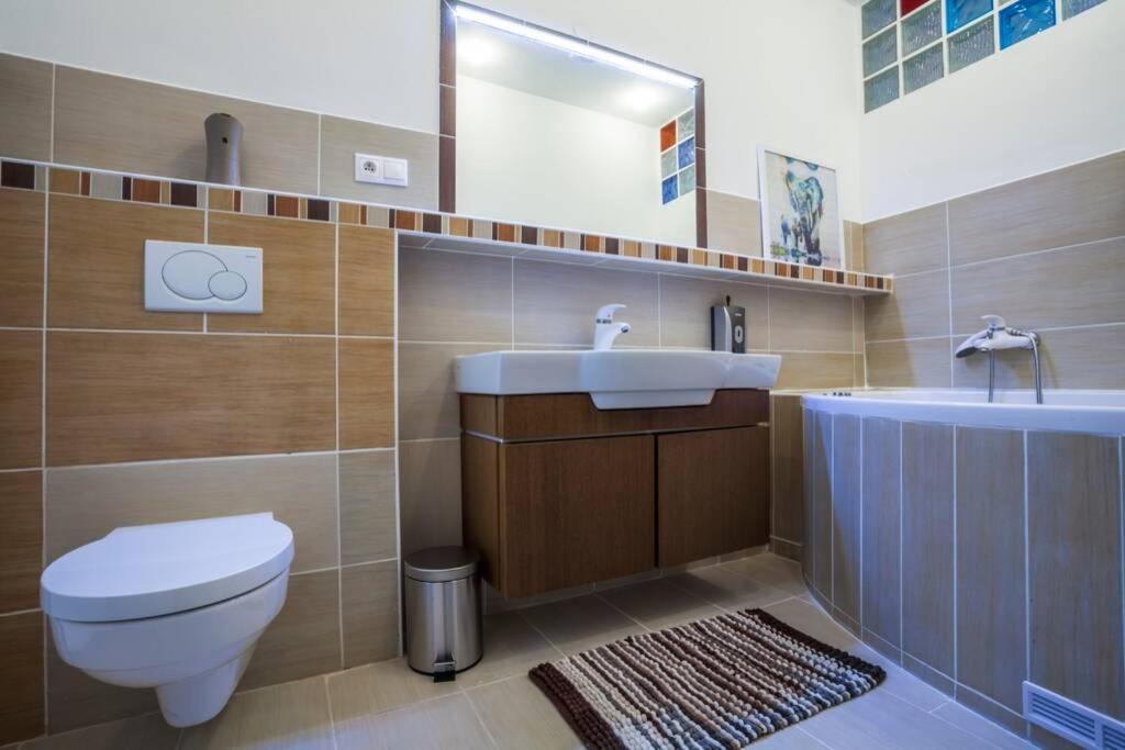 Luxury Air-Conditioned Family Apartment Spitalska Old Town براتسيلافا المظهر الخارجي الصورة