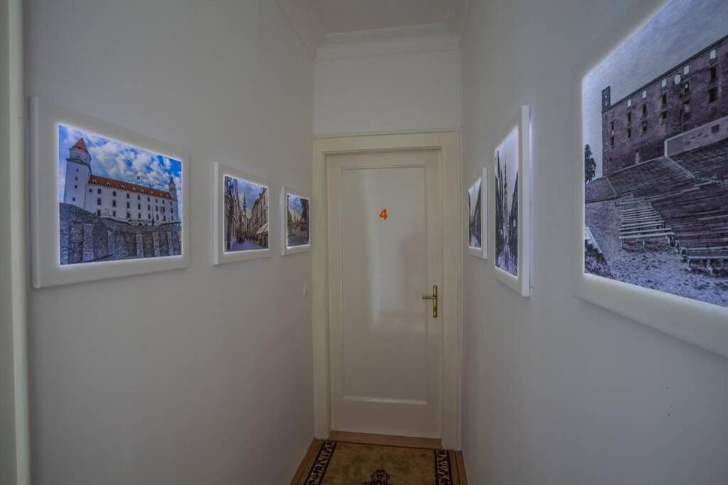 Luxury Air-Conditioned Family Apartment Spitalska Old Town براتسيلافا المظهر الخارجي الصورة