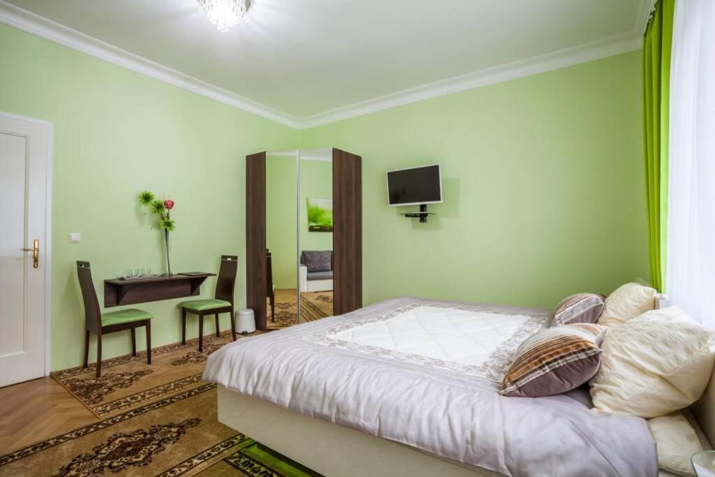 Luxury Air-Conditioned Family Apartment Spitalska Old Town براتسيلافا المظهر الخارجي الصورة