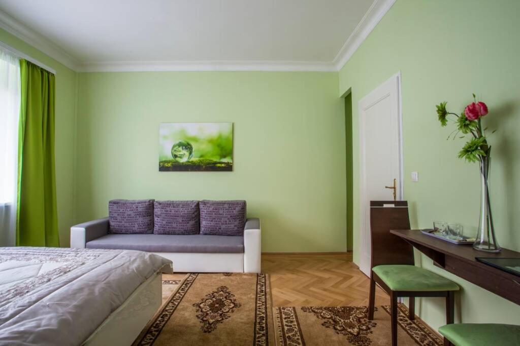 Luxury Air-Conditioned Family Apartment Spitalska Old Town براتسيلافا المظهر الخارجي الصورة
