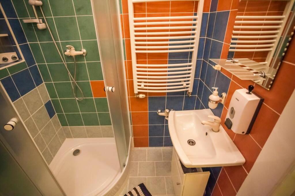 Luxury Air-Conditioned Family Apartment Spitalska Old Town براتسيلافا المظهر الخارجي الصورة